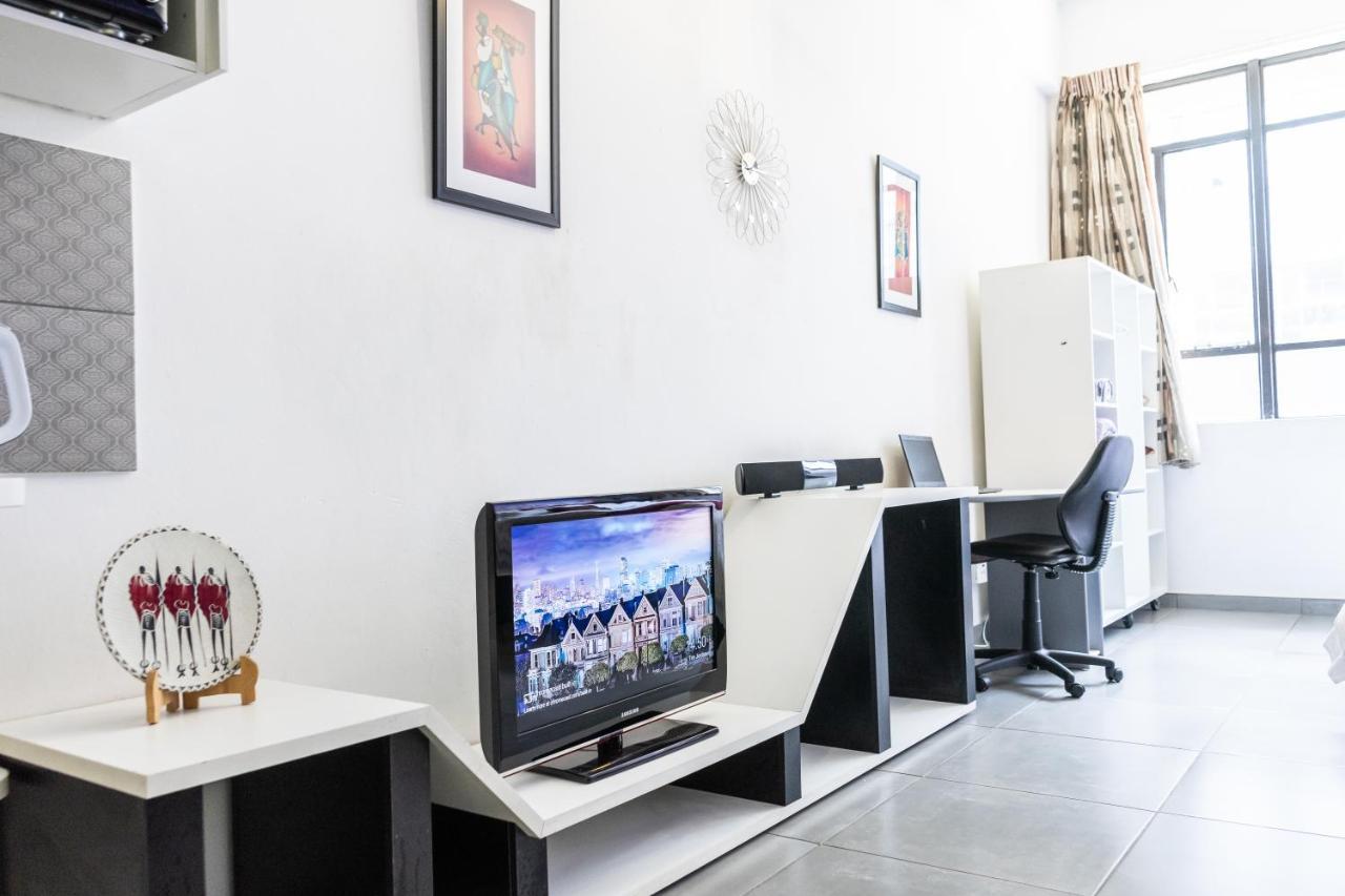 Stunning Maboneng Precinct Studio Apartment At 12 Decades Building 约翰内斯堡 外观 照片